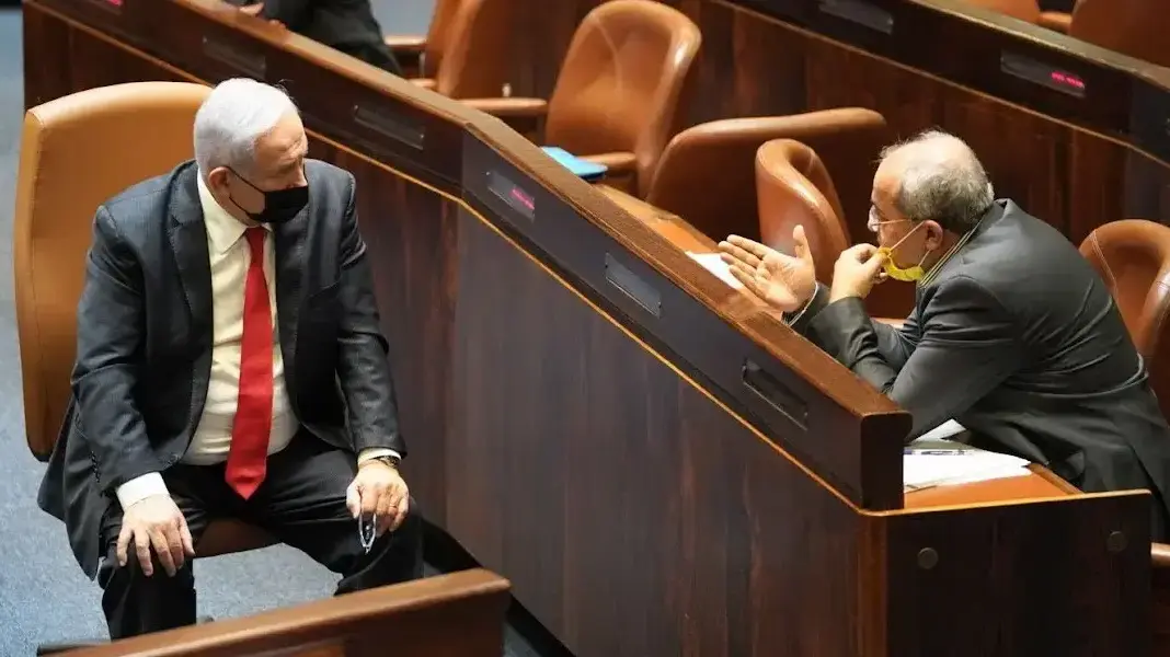 אחרי מתקפה חריפה של הליכוד נגד הרשימה המשותפת בבחירות הבלתי נגמרות, הכנסת ה-24 ידעה לא מעט שיתופי פעולה בין הליכוד למפלגה הערבית שנותרה באופוזיציה. מרביתן אודות לשיחות מקדימות בין בכירי הליכוד ליו"ר הסיעה, ח"כ אחמד טיבי שגם עמד בראש המתקפה של נתניהו עליו. בתמונה: ביבי וטיבי בשיחה משותפת. אחרי מתקפה חריפה של הליכוד נגד הרשימה המשותפת בבחירות הבלתי נגמרות, הכנסת ה-24 ידעה לא מעט שיתופי פעולה בין הליכוד למפלגה הערבית שנותרה באופוזיציה. מרביתן אודות לשיחות מקדימות בין בכירי הליכוד ליו"ר הסיעה, ח"כ אחמד טיבי שגם עמד בראש המתקפה של נתניהו עליו. בתמונה: ביבי וטיבי בשיחה משותפת.