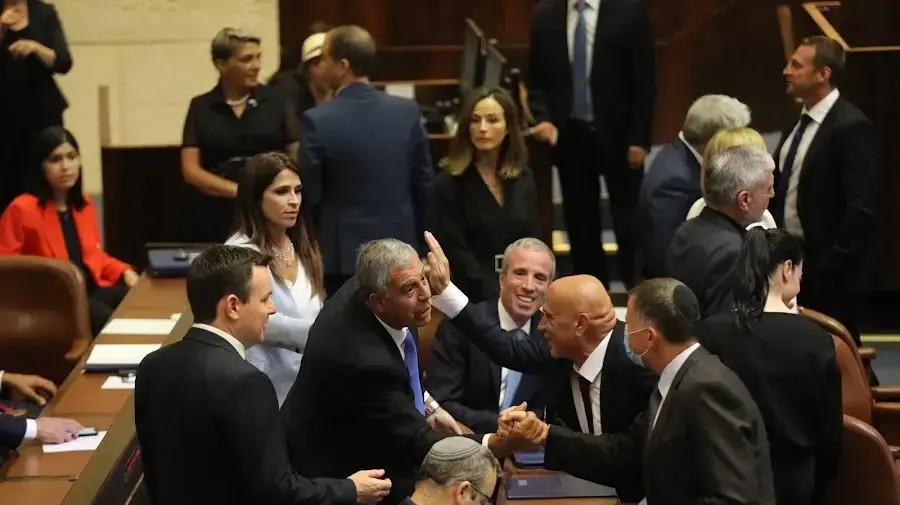 בחירת יו"ר כנסת חדש. ערב הקמת הממשלה החדשה, נבחר ח"כ מיקי לוי לתפקיד יו"ר הכנסת ה-24. קודמו בתפקיד ח"כ יריב לוין מהליכוד פינה לו את מקומו, ואפילו ח"כ יולי אדלשטיין, שהתעקש להישאר בתפקיד וסרב לציית להחלטת בג"ץ בעניינו - הגיע לברך את היו"ר החדש. בתמונה: אדלשטיין מברך את לוי. בחירת יו"ר כנסת חדש. ערב הקמת הממשלה החדשה, נבחר ח"כ מיקי לוי לתפקיד יו"ר הכנסת ה-24. קודמו בתפקיד ח"כ יריב לוין מהליכוד פינה לו את מקומו, ואפילו ח"כ יולי אדלשטיין, שהתעקש להישאר בתפקיד וסרב לציית להחלטת בג"ץ בעניינו - הגיע לברך את היו"ר החדש. בתמונה: אדלשטיין מברך את לוי.