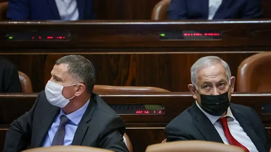 מעטים הם הרגעים היפים והאנושיים בכנסת ישראל אבל אחד הוא של ח"כ דוד ביטן שהצליח ללכוד את תשומת לבן של חברות הכנסת בקואליציה. ביטן הפך בכנסת ה-24 לאחד הח"כים האוהבים במליאה בעיקר לאור העובדה כי הוא מחלק במהלך הדיונים סוכריות ושוקולדים, חלוקה שנאסרה לאחרונה על ידי יו"ר הכנסת. בתמונה: דוד ביטן עם חברות הכנסת. מעטים הם הרגעים היפים והאנושיים בכנסת ישראל אבל אחד הוא של ח"כ דוד ביטן שהצליח ללכוד את תשומת לבן של חברות הכנסת בקואליציה. ביטן הפך בכנסת ה-24 לאחד הח"כים האוהבים במליאה בעיקר לאור העובדה כי הוא מחלק במהלך הדיונים סוכריות ושוקולדים, חלוקה שנאסרה לאחרונה על ידי יו"ר הכנסת. בתמונה: דוד ביטן עם חברות הכנסת.
