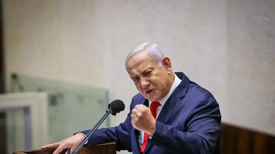 אחרי 12 שנות שלטון, נתניהו הפך יום אחד לראש האופוזיציה. מאז הוא הוביל יחד עם ראשי הסיעות באופוזיציה קרב לוחמני שהכנסת לא ידעה כמותו שנים ארוכות נגד הממשלה, והרבה גם לנאום מעל דוכן המליאה נגד בנט ושאר חברי הממשלה. בתמונה: נתניהו באחד מנאומיו נגד הממשלה. אחרי 12 שנות שלטון, נתניהו הפך יום אחד לראש האופוזיציה. מאז הוא הוביל יחד עם ראשי הסיעות באופוזיציה קרב לוחמני שהכנסת לא ידעה כמותו שנים ארוכות נגד הממשלה, והרבה גם לנאום מעל דוכן המליאה נגד בנט ושאר חברי הממשלה. בתמונה: נתניהו באחד מנאומיו נגד הממשלה.