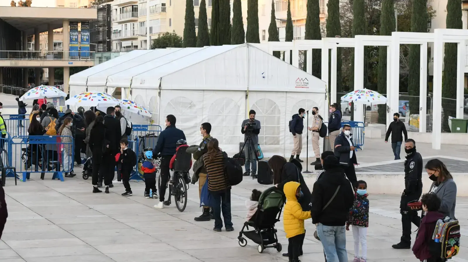 תור לבדיקת קורונה ברחבת הבימה, תל אביב 18 בינואר 2022 תור לבדיקת קורונה ברחבת הבימה, תל אביב 18 בינואר 2022