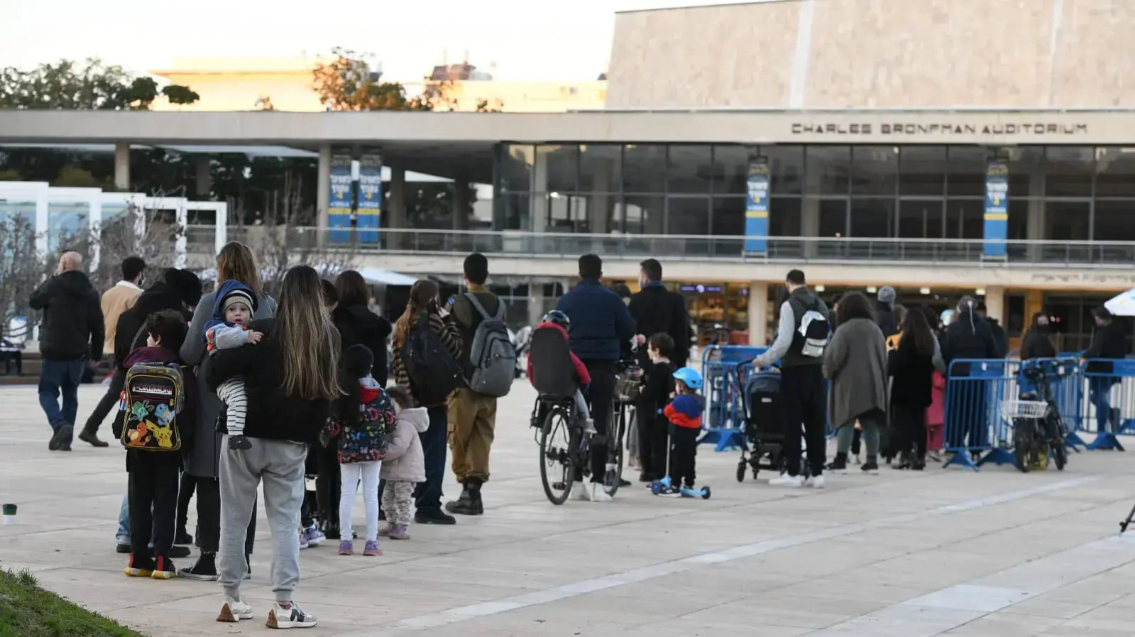 תור לבדיקת קורונה ברחבת הבימה, תל אביב 18 בינואר 2022 תור לבדיקת קורונה ברחבת הבימה, תל אביב 18 בינואר 2022