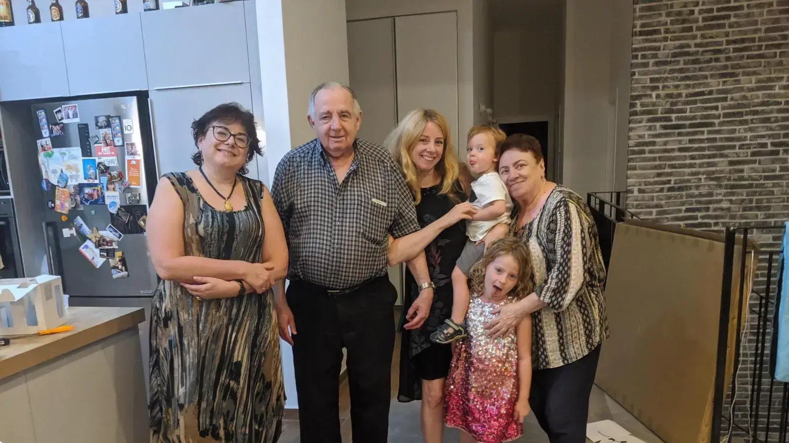 אלכסנדר קלטרינסקי עם משפחתו אלכסנדר קלטרינסקי עם משפחתו