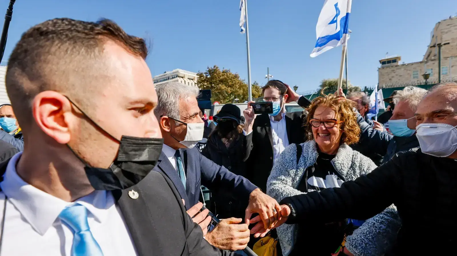 יאיר לפיד נפגש עם פעילי תנועת 'חקירה עכשיו' בהפגנה בדרישה להצביע בעד הקמת ועדת חקירה לפרשת הצוללות מול משרד ראש הממשלה, ירושלים, 23 בינואר 2022 יאיר לפיד נפגש עם פעילי תנועת 'חקירה עכשיו' בהפגנה בדרישה להצביע בעד הקמת ועדת חקירה לפרשת הצוללות מול משרד ראש הממשלה, ירושלים, 23 בינואר 2022