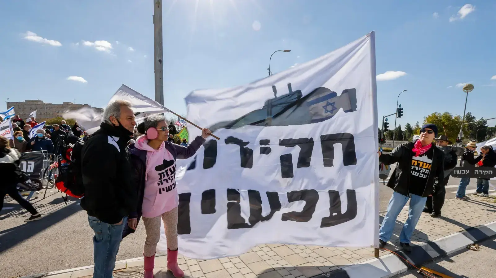 פעילי תנועת 'חקירה עכשיו' בהפגנה בדרישה להצביע בעד הקמת ועדת חקירה לפרשת הצוללות מול משרד ראש הממשלה, ירושלים, 23 בינואר 2022 פעילי תנועת 'חקירה עכשיו' בהפגנה בדרישה להצביע בעד הקמת ועדת חקירה לפרשת הצוללות מול משרד ראש הממשלה, ירושלים, 23 בינואר 2022