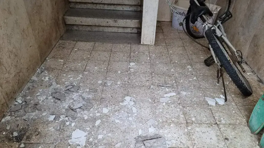 חדר מדרגות בבניין של עמידר ברחוב ברץ בטבריה לאחר רעידת אדמה, 23 בינואר 2022 חדר מדרגות בבניין של עמידר ברחוב ברץ בטבריה לאחר רעידת אדמה, 23 בינואר 2022