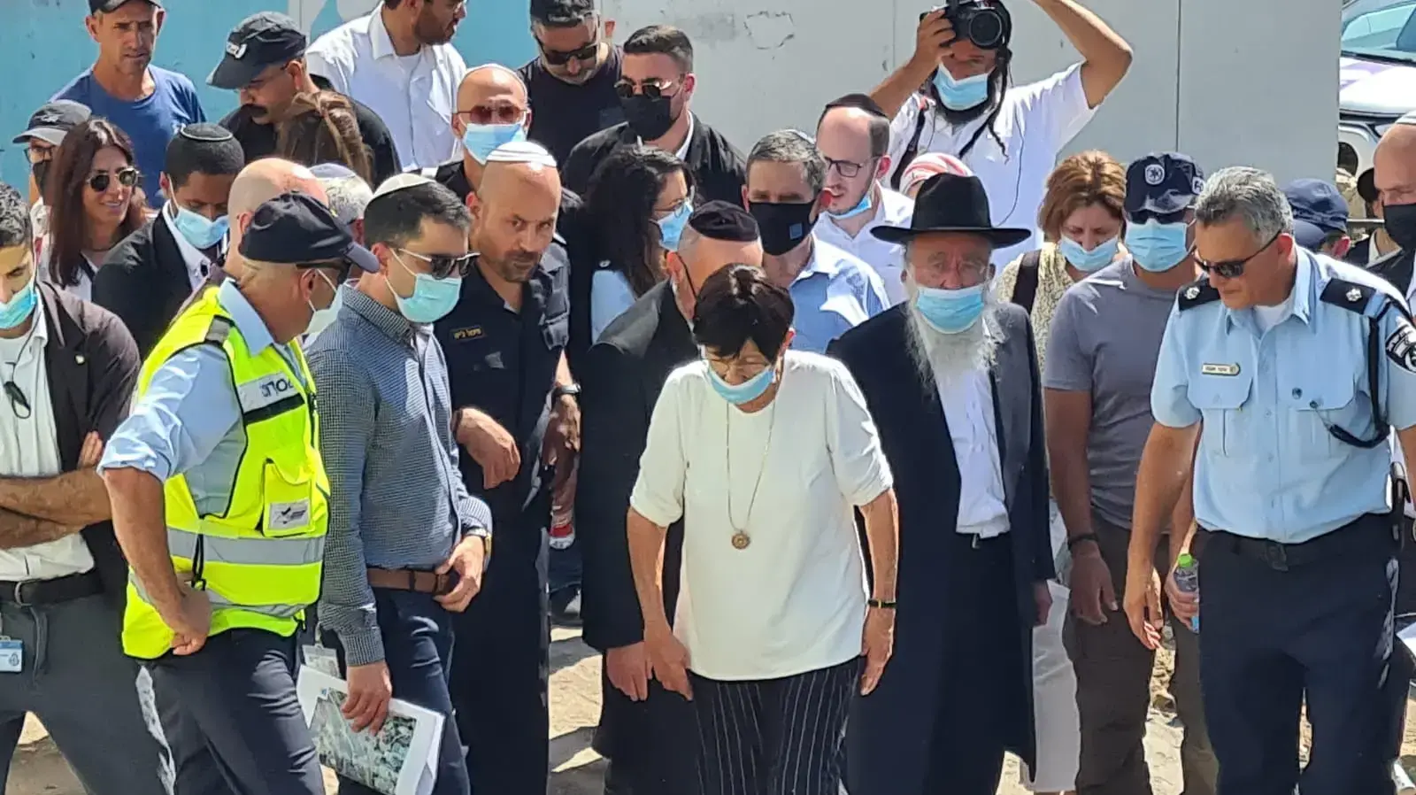 מרים נאור בביקורה בציון קבר הרשבי במירון, בעת סיור של ועדת החקירה במקום מרים נאור בביקורה בציון קבר הרשבי במירון, בעת סיור של ועדת החקירה במקום