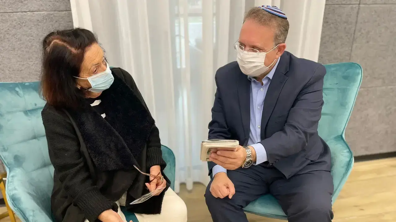 יעקב חגואל עם ניצולת השואה מריה קרופייבסקי יעקב חגואל עם ניצולת השואה מריה קרופייבסקי