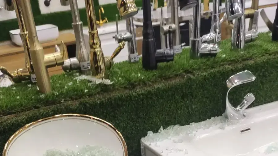 נזק נגרם למספר כלי רכב פלסטינים ובתי עסק בכפר חווארה שבשומרון נזק נגרם למספר כלי רכב פלסטינים ובתי עסק בכפר חווארה שבשומרון