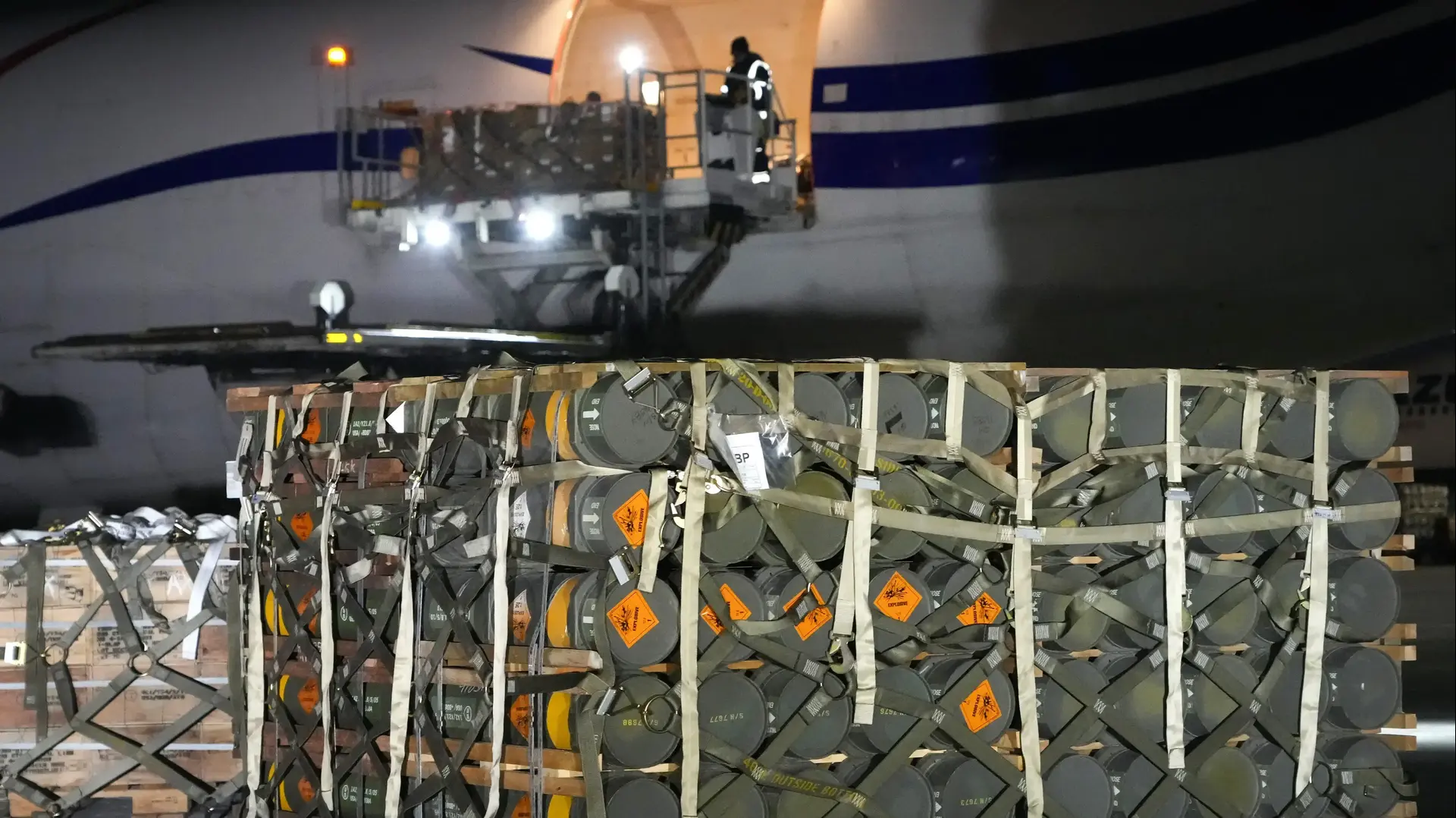 עובדים אוקראינים פורקים משלוח של סיוע צבאי מארה"ב בנמל התעופה בוריספיל סמוך לקייב,
25 בינואר 2022 עובדים אוקראינים פורקים משלוח של סיוע צבאי מארה"ב בנמל התעופה בוריספיל סמוך לקייב,
25 בינואר 2022