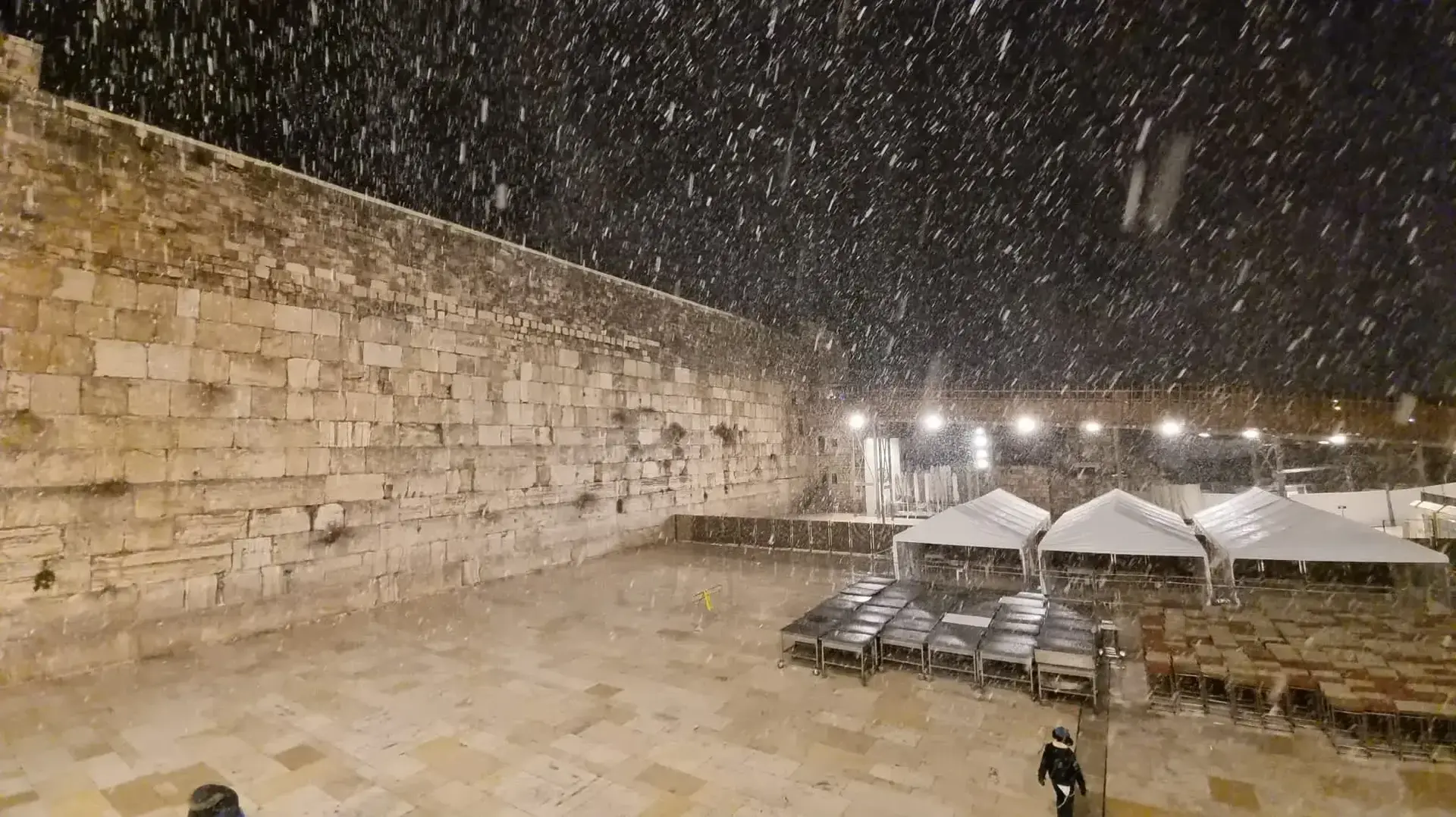 פתיתי שלג ראשונים בכותל המערבי בירושלים, 26 בינואר 2022

