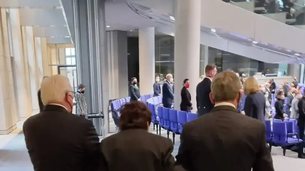 יו"ר הכנסת מיקי לוי נכנס למליאת הבונדסטאג עם נשיא גרמניה שטיינמאייר ושורדת השואה אינגה אויירבכר, 27 בינואר 2022 יו"ר הכנסת מיקי לוי נכנס למליאת הבונדסטאג עם נשיא גרמניה שטיינמאייר ושורדת השואה אינגה אויירבכר, 27 בינואר 2022