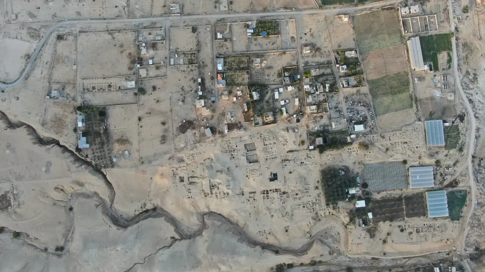 פלסטינים המתגוררים בסמיכות לאתר הארכיאולוגי "ארמונות החשמונאיים" ליד יריחו הקימו בשטח האתר וילת יוקרה ומבנים ליד שביל הגישה למתחם פלסטינים המתגוררים בסמיכות לאתר הארכיאולוגי "ארמונות החשמונאיים" ליד יריחו הקימו בשטח האתר וילת יוקרה ומבנים ליד שביל הגישה למתחם