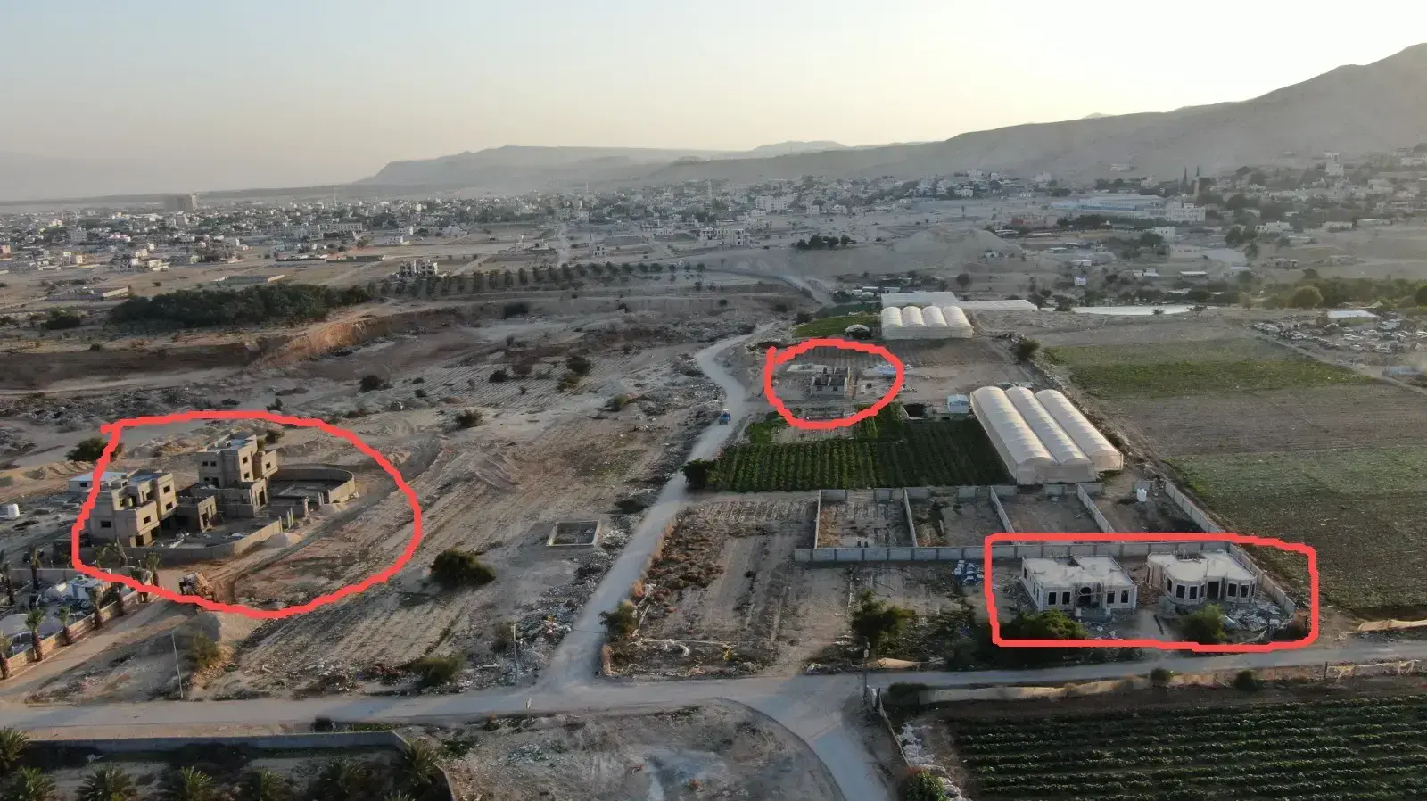 פלסטינים המתגוררים בסמיכות לאתר הארכיאולוגי "ארמונות החשמונאיים" ליד יריחו הקימו בשטח האתר וילת יוקרה ומבנים ליד שביל הגישה למתחם פלסטינים המתגוררים בסמיכות לאתר הארכיאולוגי "ארמונות החשמונאיים" ליד יריחו הקימו בשטח האתר וילת יוקרה ומבנים ליד שביל הגישה למתחם