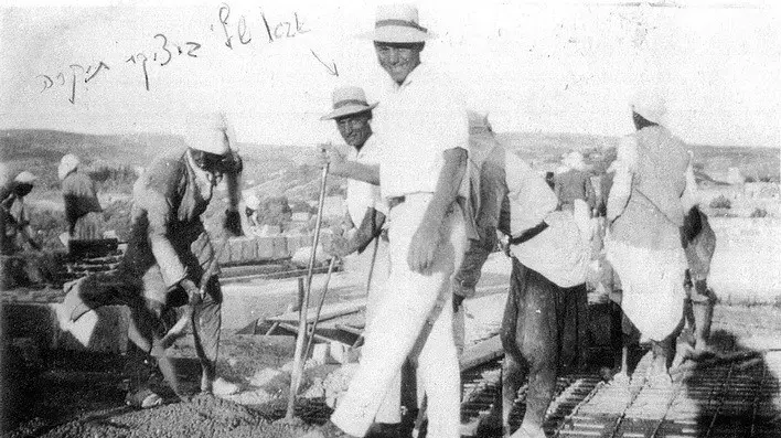 בניית בית המשפחה בעפולה | 1925, עפולה. משפחת דושניצקי יוצקת את גג ביתה בניית בית המשפחה בעפולה | 1925, עפולה. משפחת דושניצקי יוצקת את גג ביתה