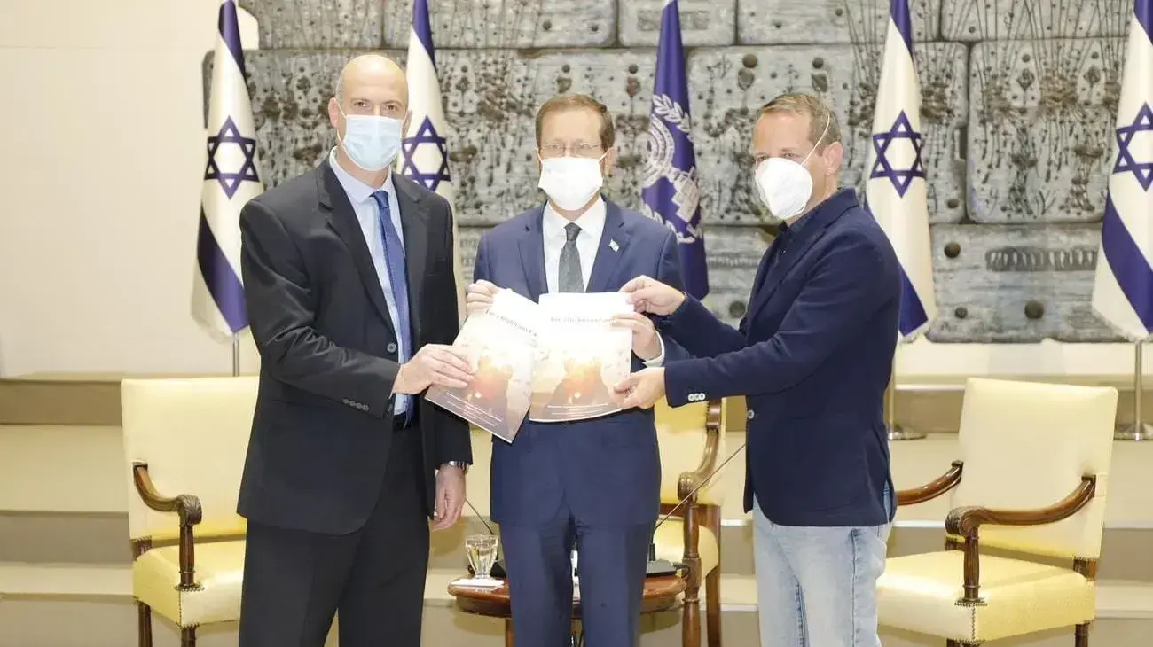 פרופ׳ אוריה שביט, הנשיא הרצוג ואריה צוקרמן בטקס מסירת דוח מרכז קנטור לנשיא. 27 בינואר 2022 פרופ׳ אוריה שביט, הנשיא הרצוג ואריה צוקרמן בטקס מסירת דוח מרכז קנטור לנשיא. 27 בינואר 2022