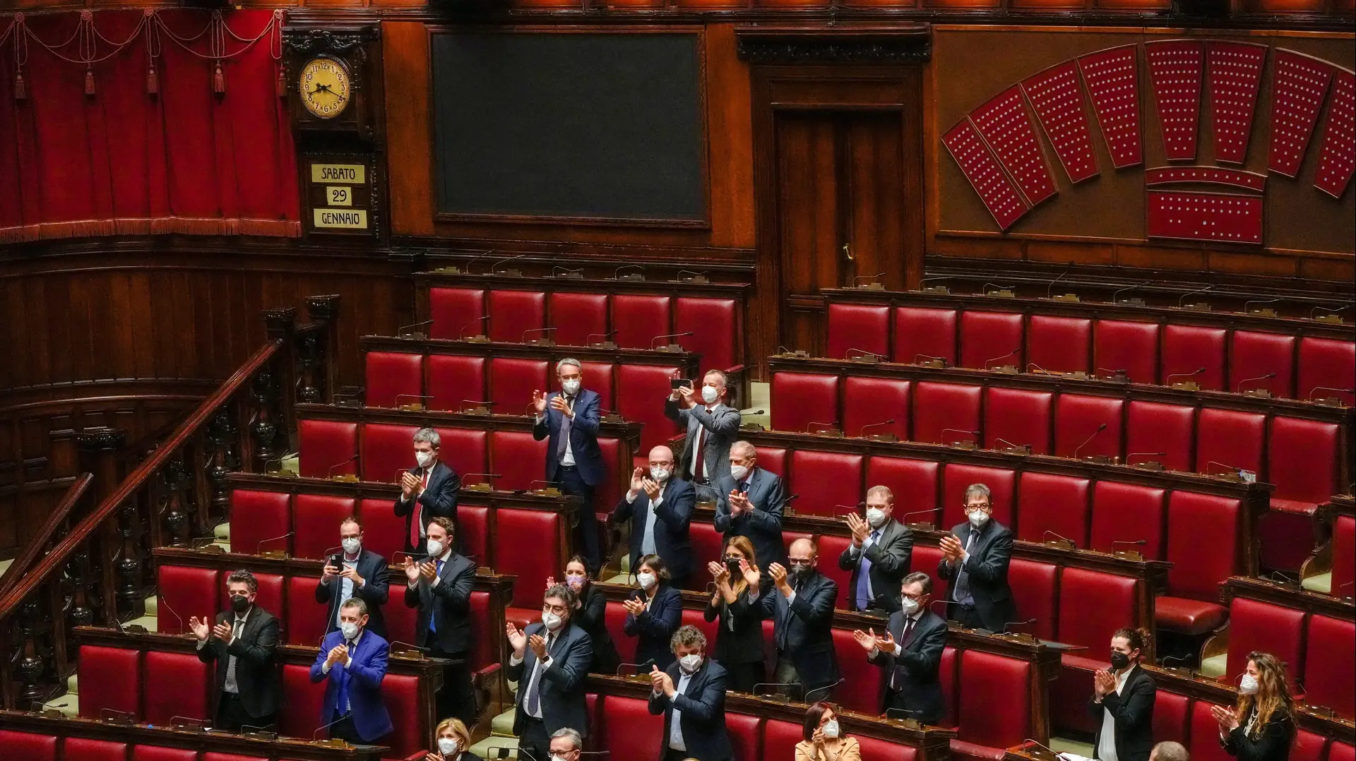 חברי פרלמנט מוחאים כפיים אחרי בחירתו של נשיא איטליה סרג'ו מטרלה לכהונה שנייה, 29 בינואר 2022 חברי פרלמנט מוחאים כפיים אחרי בחירתו של נשיא איטליה סרג'ו מטרלה לכהונה שנייה, 29 בינואר 2022