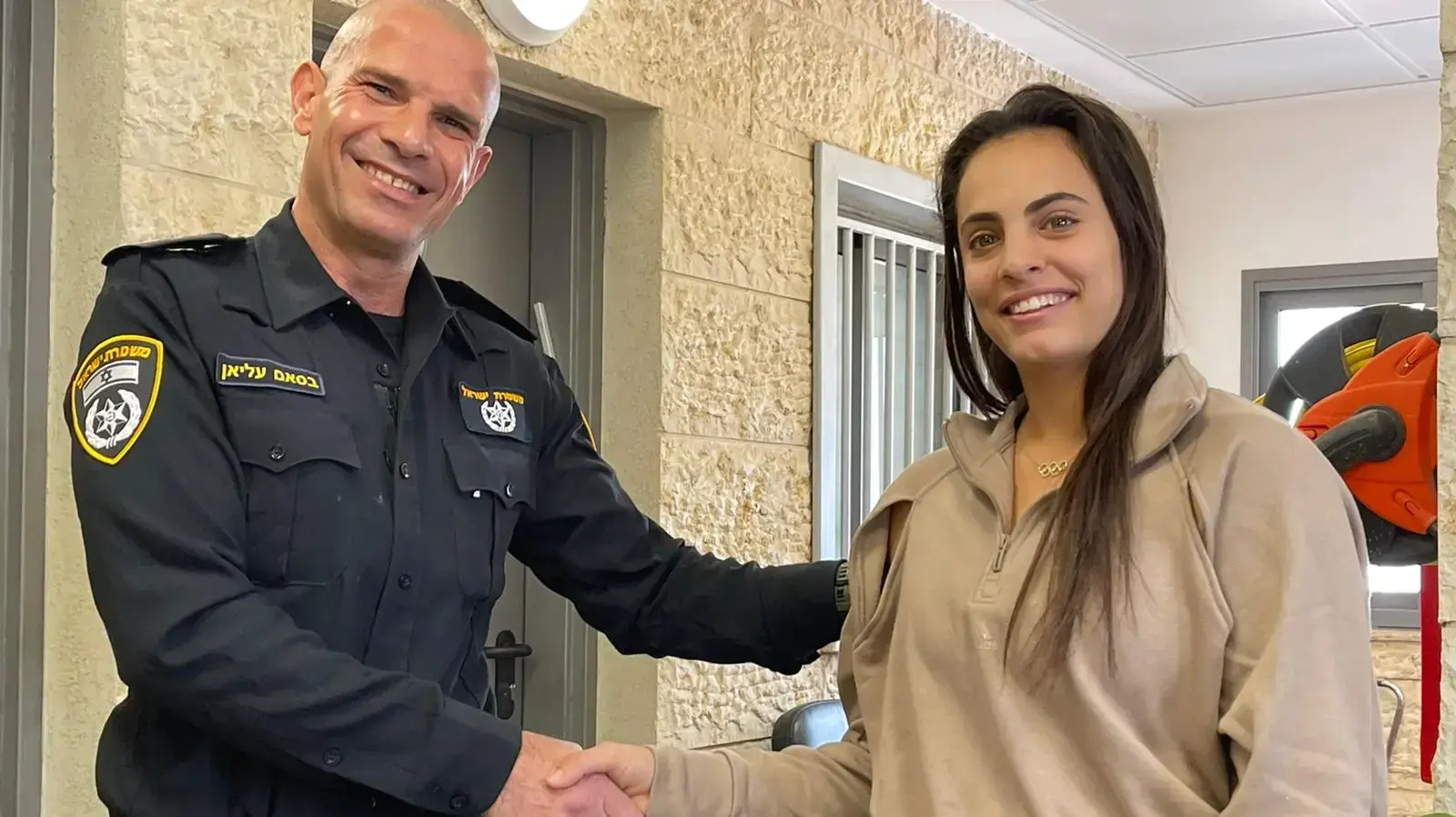 לינוי אשרם מקבלת את השרשרת שנגנבה ממנה, תחנת משטרת ג'סר א-זרקא לינוי אשרם מקבלת את השרשרת שנגנבה ממנה, תחנת משטרת ג'סר א-זרקא
