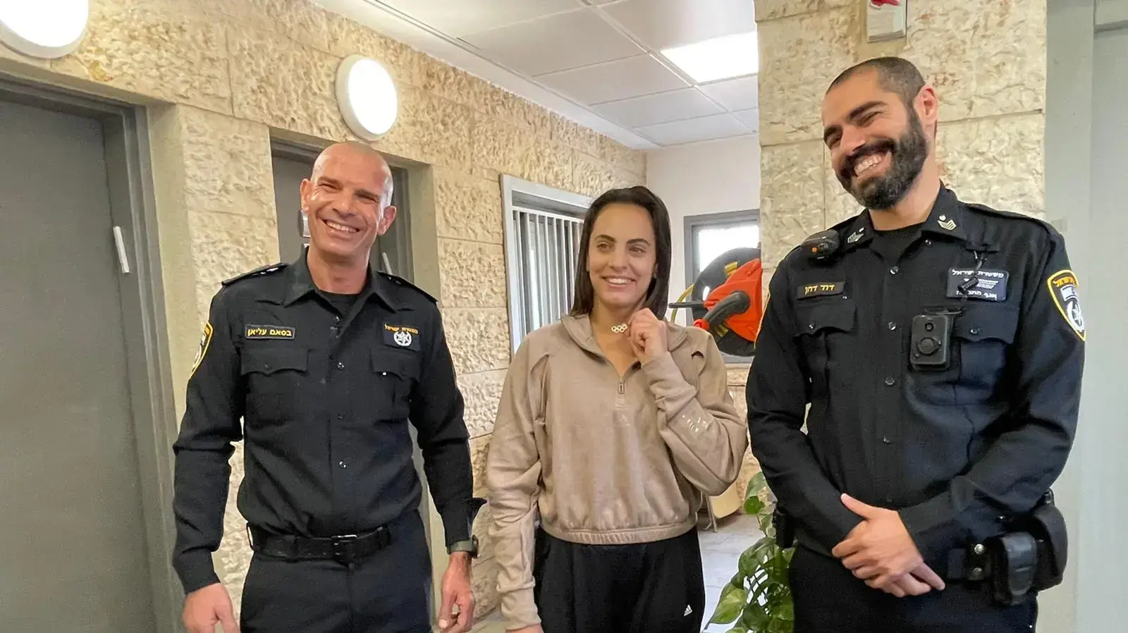 לינוי אשרם מקבלת את השרשרת שנגנבה ממנה, תחנת משטרת ג'סר א-זרקא לינוי אשרם מקבלת את השרשרת שנגנבה ממנה, תחנת משטרת ג'סר א-זרקא