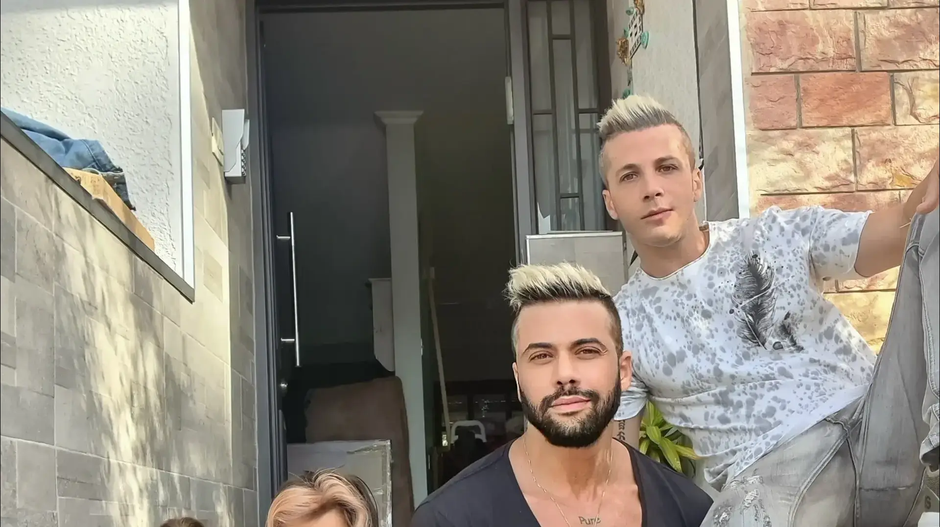 יובל כדורי אלטמן, מחבר ספר הילדים אבן הקסמים של יהל ואבא - עם בן זוגו וילדיהם