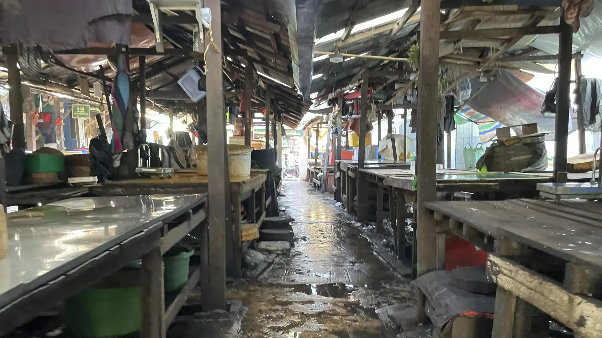 דוכנים ריקים בשוק ביאנגון, מיאנמר, 1 בפברואר 2022 דוכנים ריקים בשוק ביאנגון, מיאנמר, 1 בפברואר 2022