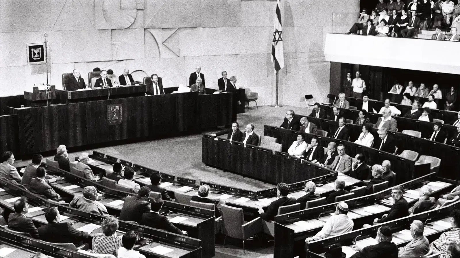 חיים הרצוג מצהיר אמונים  כנשיא  (כהונה שנייה ) וביציע בנו הנשיא הנוכחי יצחק הרצוג 9.5.1988 