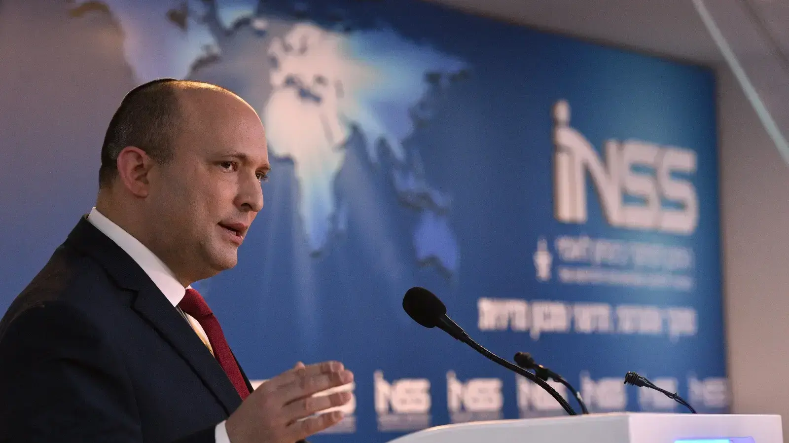 ראש הממשלה, נפתלי בנט במהלך נאומו בכנס INSS 1 בפברואר 2022 ראש הממשלה, נפתלי בנט במהלך נאומו בכנס INSS 1 בפברואר 2022