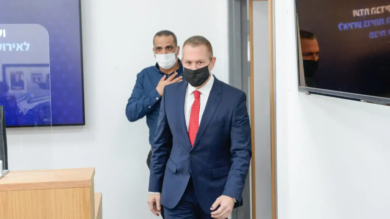 גלעד ארדן מעיד בועדת החקירה של בריחת האסירים מכלא גלבוע גלעד ארדן מעיד בועדת החקירה של בריחת האסירים מכלא גלבוע