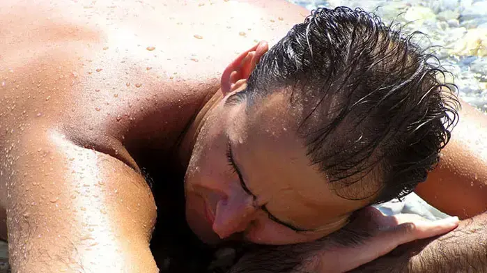 גבר משתזף גבר משתזף