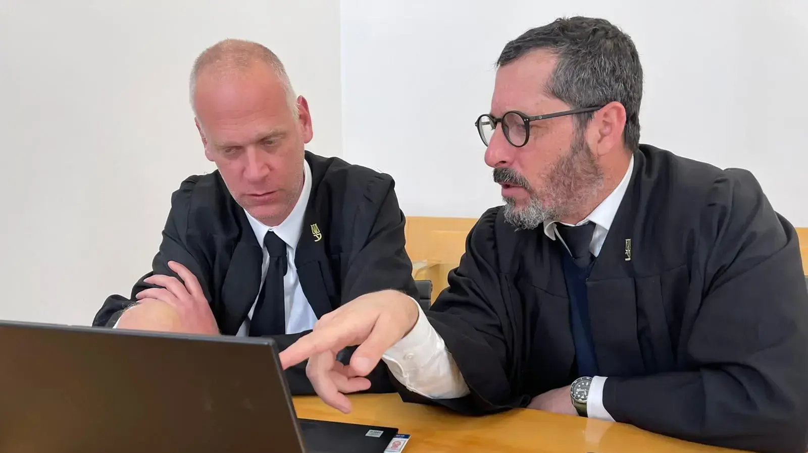 הסניגור עו״ד יובל זמר (מימין) והתובע עו״ד טל עופר בהגשת כתב אישום איתי בן עמי מקרית ים, ברצח של עו״ד משה אלנקווה הסניגור עו״ד יובל זמר (מימין) והתובע עו״ד טל עופר בהגשת כתב אישום איתי בן עמי מקרית ים, ברצח של עו״ד משה אלנקווה