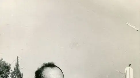 מאיר מוזס על רקע הרחוב הראשי בקונייטרה, 1969 מאיר מוזס על רקע הרחוב הראשי בקונייטרה, 1969
