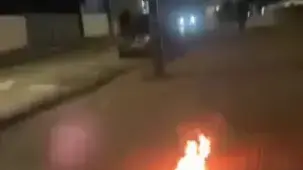 וידאו לדסק: צעירים ערבים, משליכים בקבוקי תבערה לעבר תחנה משטרה בצור באהר וידאו לדסק: צעירים ערבים, משליכים בקבוקי תבערה לעבר תחנה משטרה בצור באהר