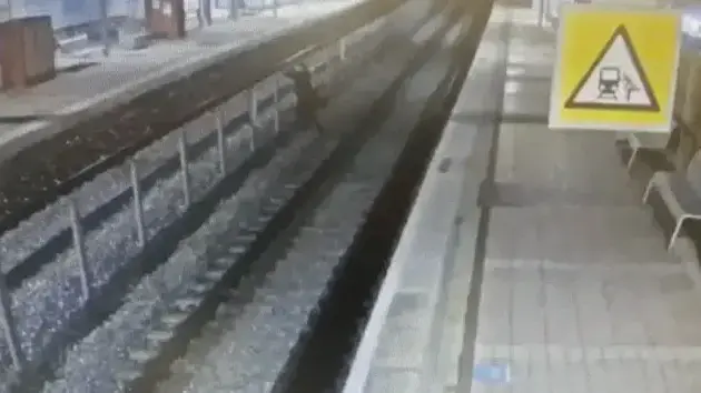 אדם חוצה את הפסים ברכבת ישראל אדם חוצה את הפסים ברכבת ישראל
