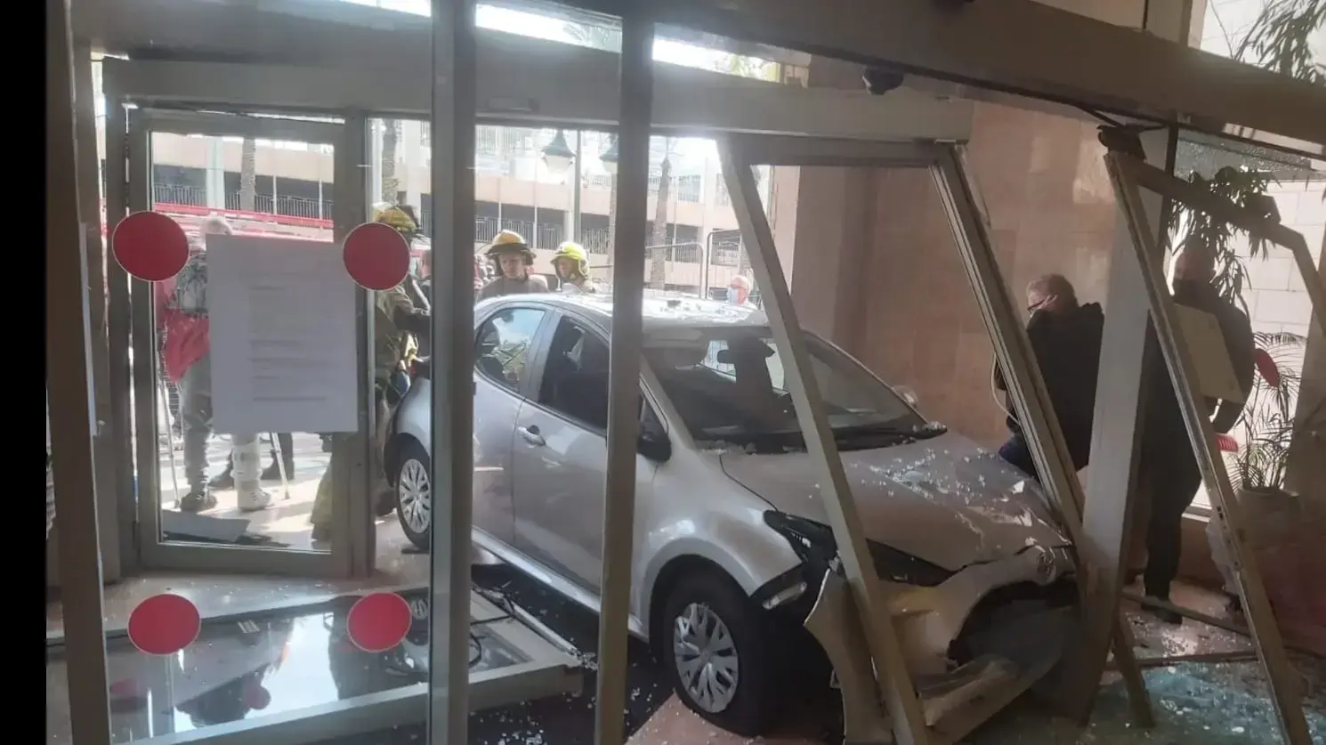 מכונית נכנסה בחלון זכוכית של הכניסה לבית אבות אחוזת ראשונים, ראשון לציון, 7 בפברואר 2022 מכונית נכנסה בחלון זכוכית של הכניסה לבית אבות אחוזת ראשונים, ראשון לציון, 7 בפברואר 2022