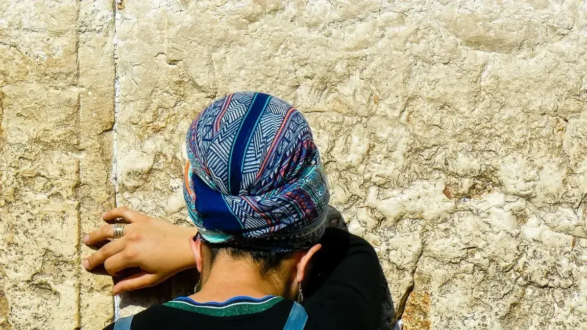אישה מתפללת כותל מערבי אישה מתפללת כותל מערבי