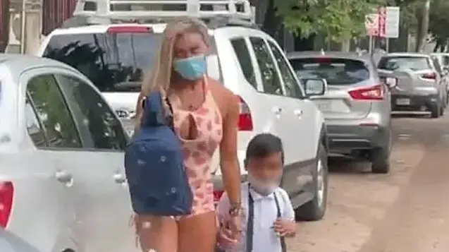 האימא שהגיעה בתלבושת "לא הולמת" לבית הספר האימא שהגיעה בתלבושת "לא הולמת" לבית הספר