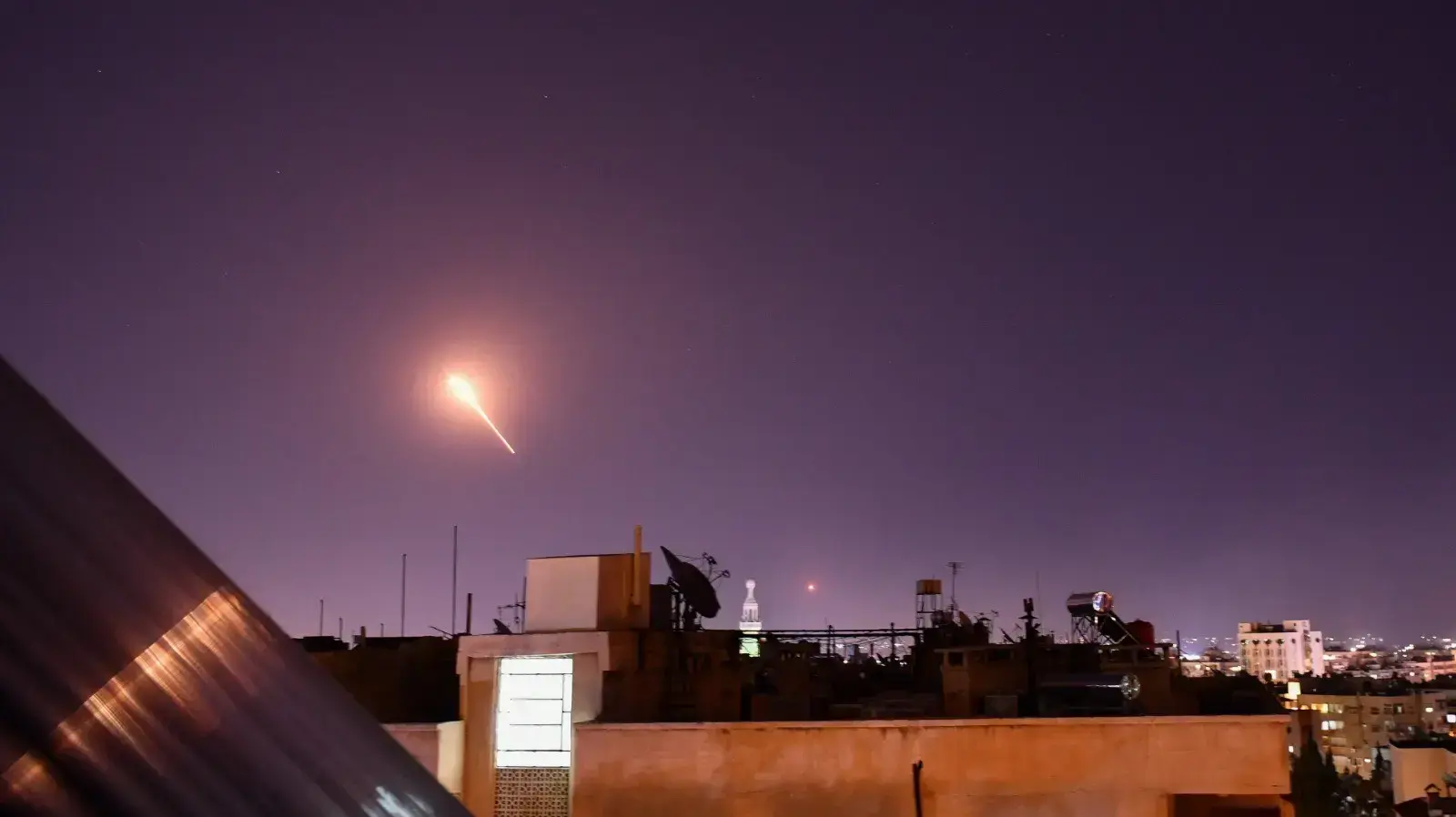 מערכות ההגנה האוויריות בסוריה פועלות, לפי דיווחים, נגד תקיפה ישראלית על המיליציות הפרו-איראניות בדמשק, 20 ביולי 2020 מערכות ההגנה האוויריות בסוריה פועלות, לפי דיווחים, נגד תקיפה ישראלית על המיליציות הפרו-איראניות בדמשק, 20 ביולי 2020