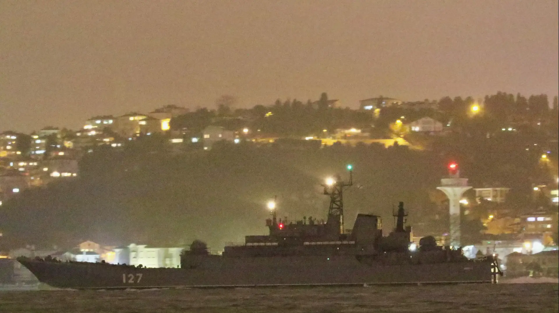 ספינה מהצי הרוסי עוברת דרך מצר בוספורוס בדרכה לים השחור, 8 בפברואר 2022