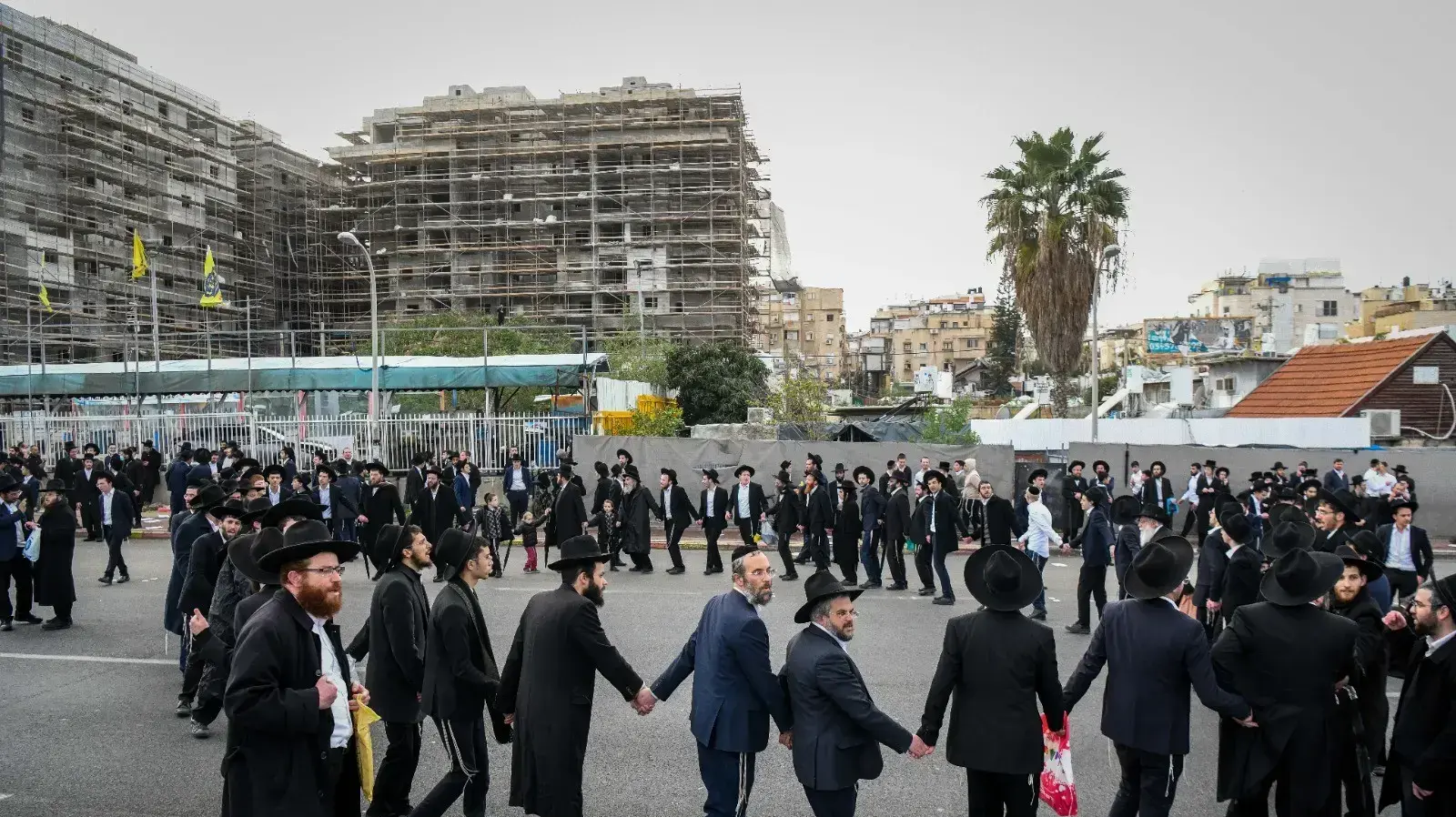 הפגנת חרדים מהפלג הירושלמי וחסימת כבישים במחאה על חוק הגיוס,כביש 4 סמוך לבני ברק 9 בפברואר 2022 הפגנת חרדים מהפלג הירושלמי וחסימת כבישים במחאה על חוק הגיוס,כביש 4 סמוך לבני ברק 9 בפברואר 2022