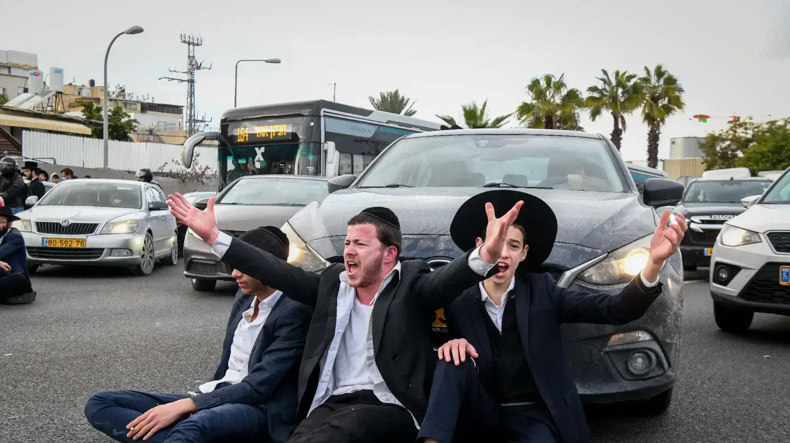 הפגנת חרדים מהפלג הירושלמי וחסימת כבישים במחאה על חוק הגיוס,כביש 4 סמוך לבני ברק 9 בפברואר 2022 הפגנת חרדים מהפלג הירושלמי וחסימת כבישים במחאה על חוק הגיוס,כביש 4 סמוך לבני ברק 9 בפברואר 2022