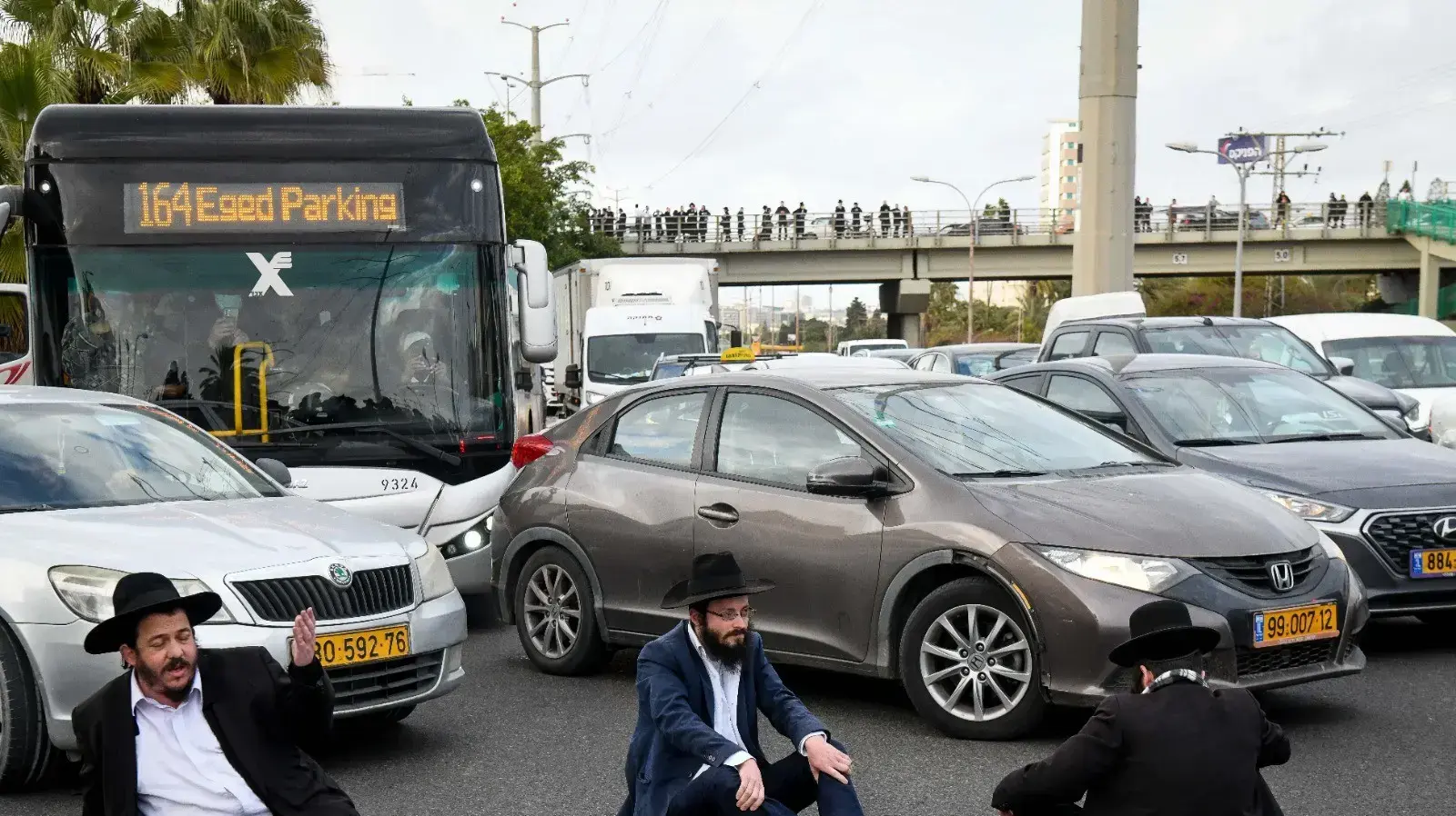 הפגנת חרדים מהפלג הירושלמי וחסימת כבישים במחאה על חוק הגיוס,כביש 4 סמוך לבני ברק 9 בפברואר 2022 הפגנת חרדים מהפלג הירושלמי וחסימת כבישים במחאה על חוק הגיוס,כביש 4 סמוך לבני ברק 9 בפברואר 2022