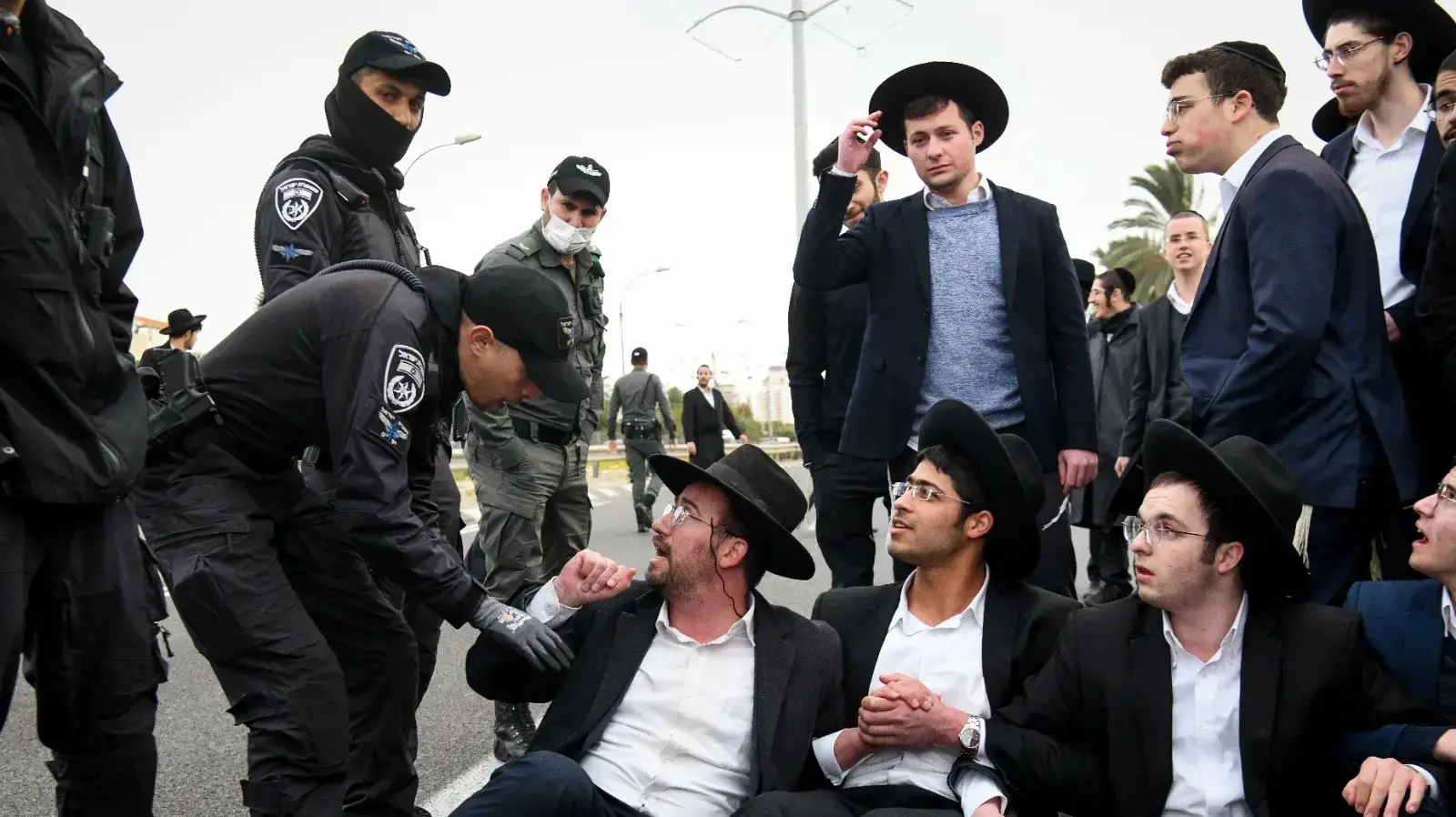 הפגנת חרדים מהפלג הירושלמי וחסימת כבישים במחאה על חוק הגיוס,כביש 4 סמוך לבני ברק 9 בפברואר 2022 הפגנת חרדים מהפלג הירושלמי וחסימת כבישים במחאה על חוק הגיוס,כביש 4 סמוך לבני ברק 9 בפברואר 2022