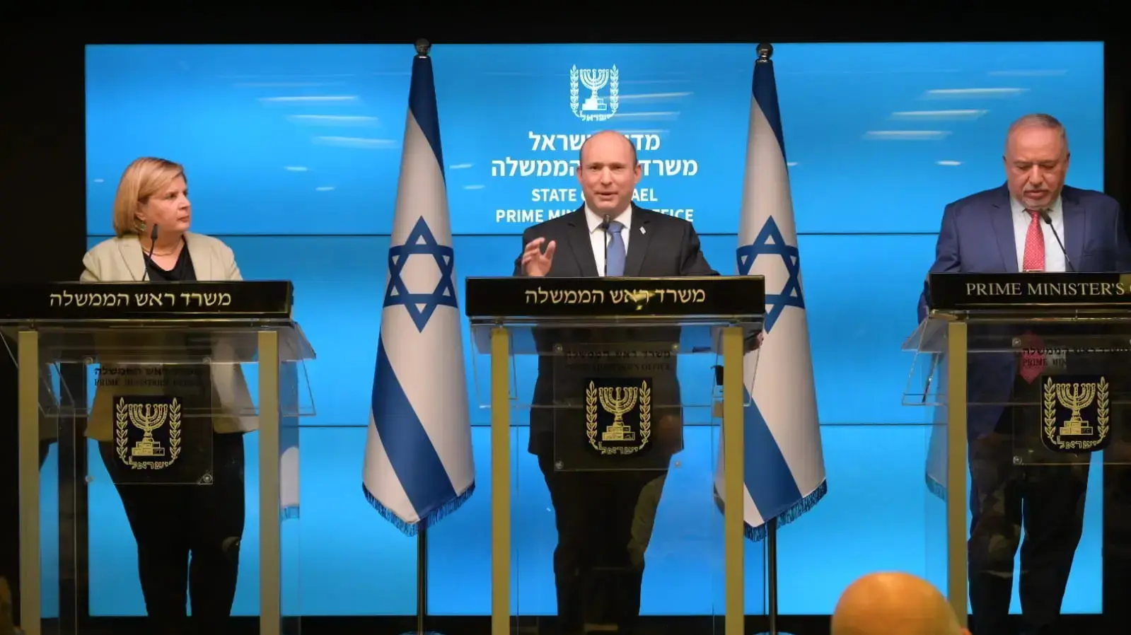 ראש הממשלה נפתלי בנט, שר האוצר אביגדור ליברמן ושרת הכלכלה והתעשייה אורנה ברביבאי, מציגים את הצעדים החדשים להורדת יוקר המחיה, 9 בפברואר 2022 ראש הממשלה נפתלי בנט, שר האוצר אביגדור ליברמן ושרת הכלכלה והתעשייה אורנה ברביבאי, מציגים את הצעדים החדשים להורדת יוקר המחיה, 9 בפברואר 2022
