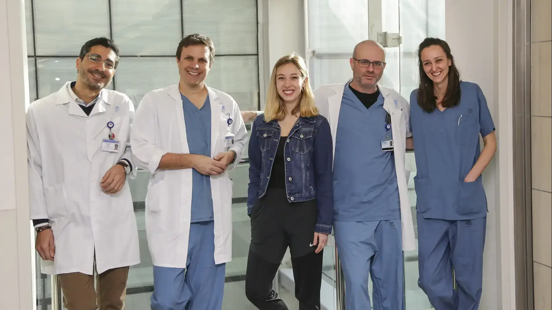 יעלה דנציגר שנפצעה מרסיס של קערת קורנפלקס כשמעדה במדרגות וצוות הרופאים מאיכילוב שטיפל בה וניתח אותה יעלה דנציגר שנפצעה מרסיס של קערת קורנפלקס כשמעדה במדרגות וצוות הרופאים מאיכילוב שטיפל בה וניתח אותה