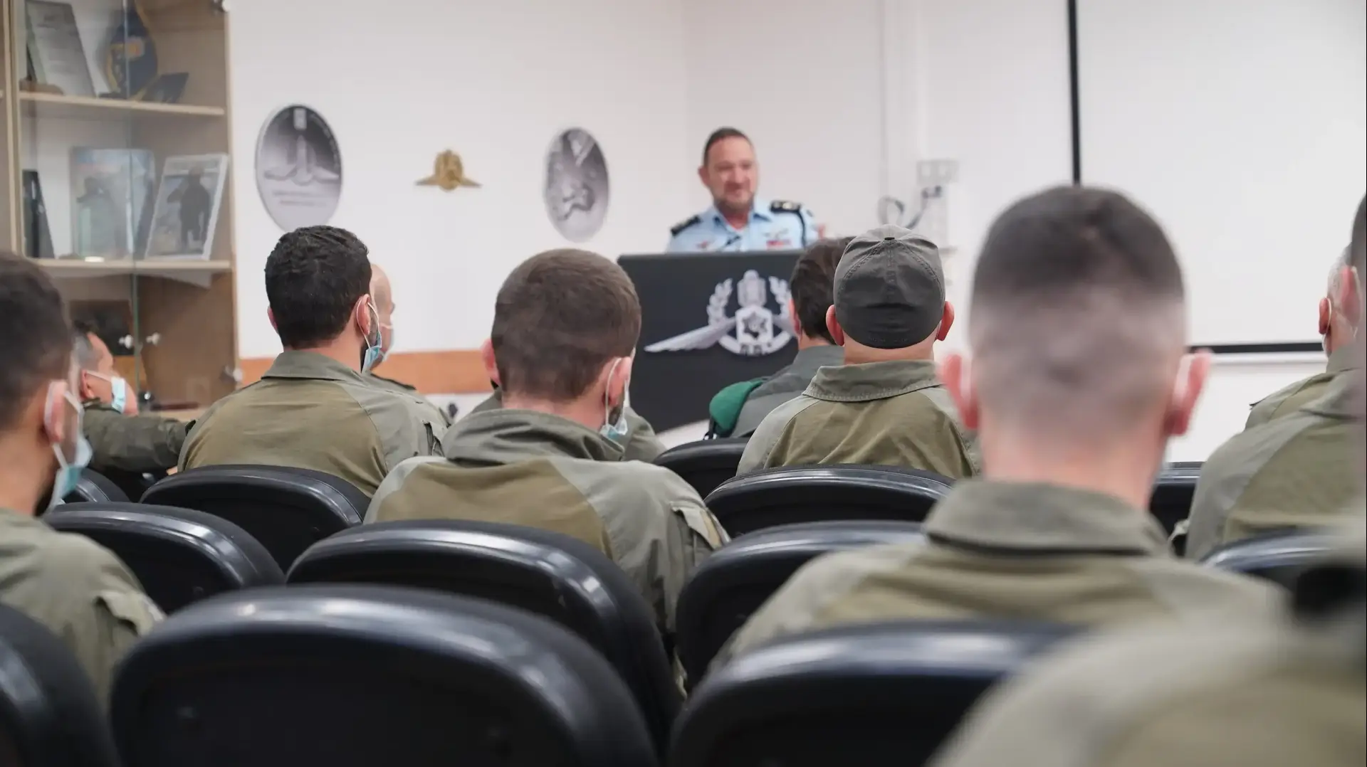 מפכ"ל המשטרה, רב ניצב יעקב שבתאי, ומפקד משמר הגבול, במהלך פגישתו עם לוחמי ומפקדי הימ"מ שלקחו חלק בפעילות היחידה בשכם בה נוטרלה חוליית המחבלים שביצעה מספר אירועי ירי כלפי כוחות הביטחון ואזרחים בגזרת יהודה ושומרון 10 בפרואר 2022
מפכ"ל המשטרה, רב ניצב יעקב שבתאי, ומפקד משמר הגבול, במהלך פגישתו עם לוחמי ומפקדי הימ"מ שלקחו חלק בפעילות היחידה בשכם בה נוטרלה חוליית המחבלים שביצעה מספר אירועי ירי כלפי כוחות הביטחון ואזרחים בגזרת יהודה ושומרון 10 בפרואר 2022