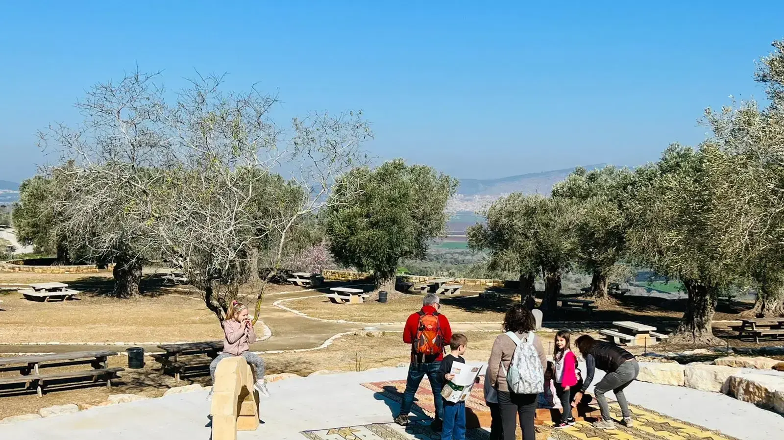 מטיילים בגן המקלט למיני צומח בשמורת עיינות צוקים, 12 בפברואר, 2022 מטיילים בגן המקלט למיני צומח בשמורת עיינות צוקים, 12 בפברואר, 2022