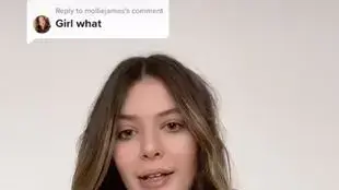 גילתה שאחיה הקטן הוא התאום שלה גילתה שאחיה הקטן הוא התאום שלה