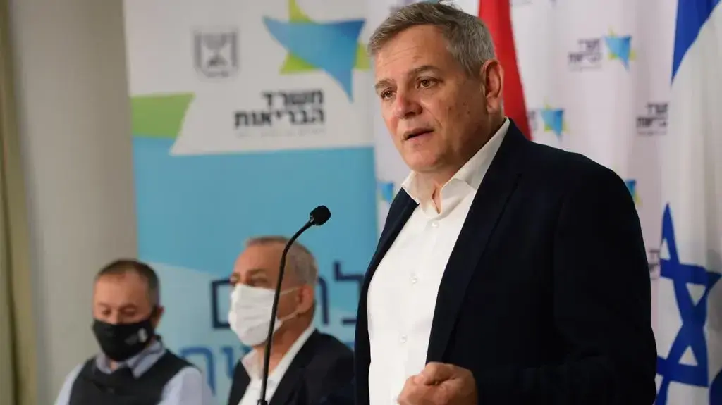 שר הבריאות, ניצן הורוביץ ומנכ״ל המשר,  נחמן אש מציג חוזר מנכ״ל חדש בנושא איסור מתן ״טיפולים״  להמרת זהות מגדרית ונטייה מינית
