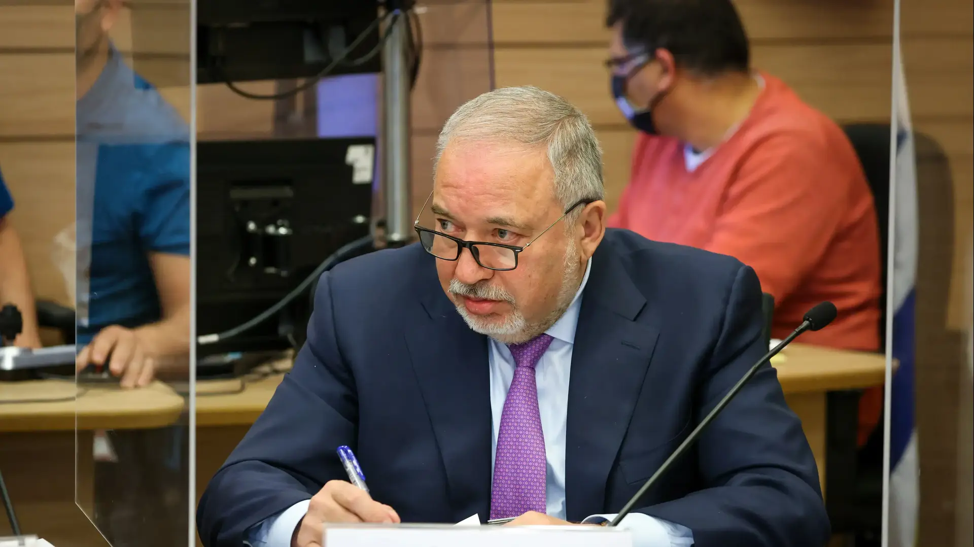 שר האוצר אביגדור ליברמן בישיבת ועדת הכלכלה בנושא הסיוע לעסקים הקטנים שנפגעו בגל האומיקרון, 15 בפברואר 2022 שר האוצר אביגדור ליברמן בישיבת ועדת הכלכלה בנושא הסיוע לעסקים הקטנים שנפגעו בגל האומיקרון, 15 בפברואר 2022