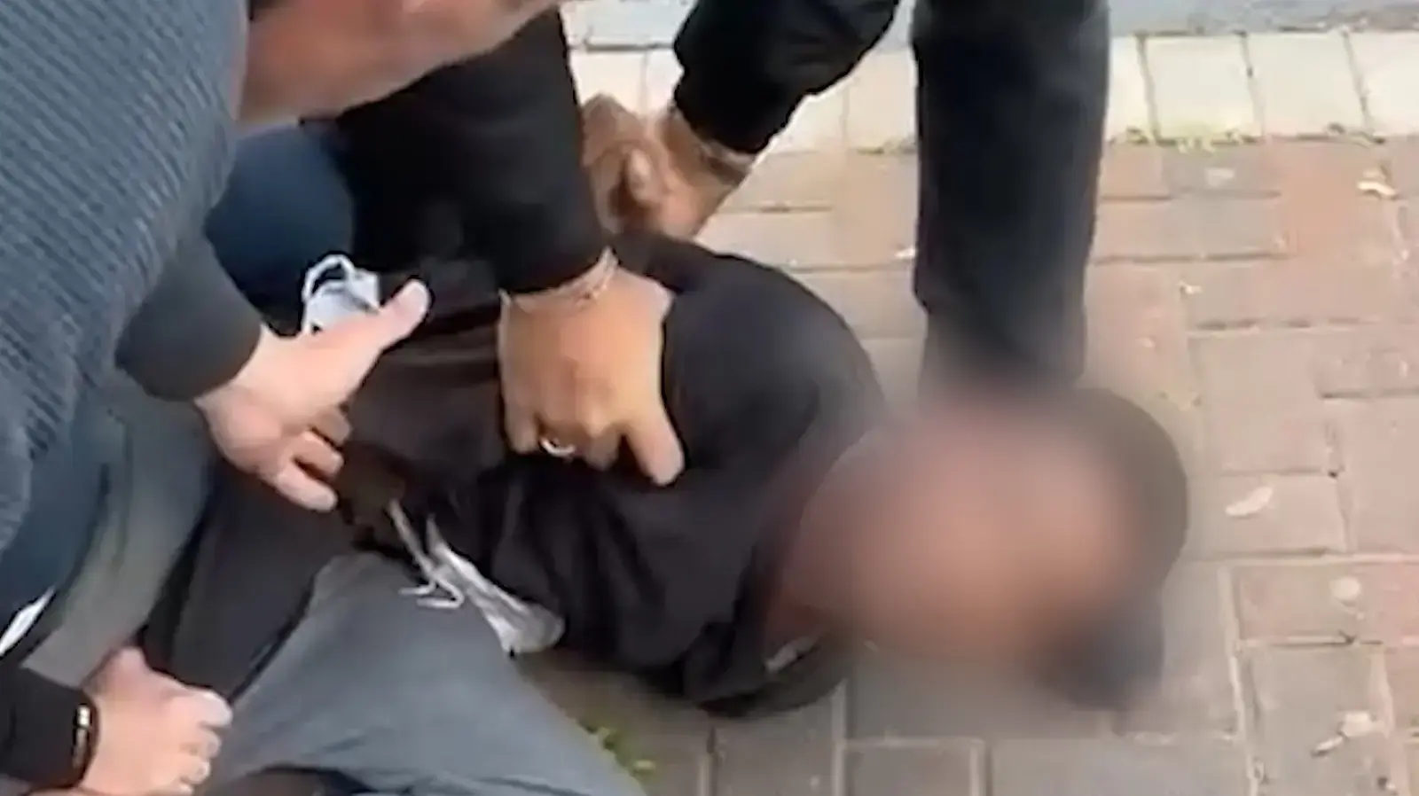 שוטר עוצר צעיר באלימות בפ"ת שוטר עוצר צעיר באלימות בפ"ת